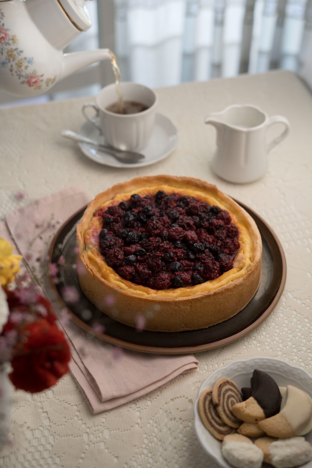 Tarta de frutos rojos servida para la merienda